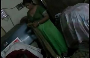 amateur indien femme au foyer Bhabhi changer Son chemisier Exposer Bigtits