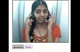 desi gadis menampilkan toket besar dan pukas pada webcam di a netcafe