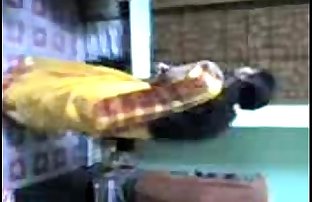 индийский лакхнау Девушка зачистки сари после участник