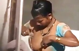 بھارتی دیکھا کی طرف سے ایک ویڈیو غسل باہر