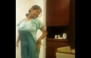 Indische Frau tanzen in hotel Zimmer