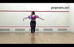 देसी लड़की में तंग लेगिंग सेक्सी नृत्य पर deewani मस्तानी गीत