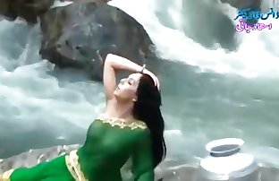 desi Dziewczyna W przezroczysty mokry sari pokazując boobshot pokaż