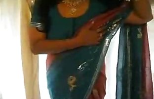 sari cởi quần áo ra