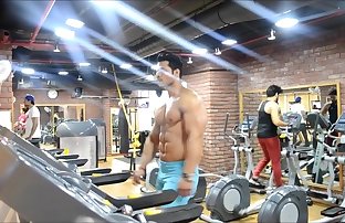 印度 肌肉 男子 bluge 在 健身房