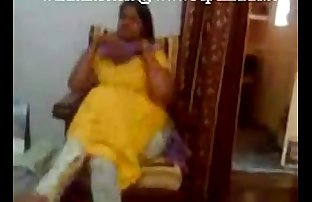 भारतीय पंजाबी चाची दिखा रहा है स्तन करने के लिए युवा प्रेमी