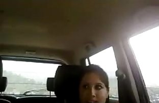 جميلة الهندي مص الديك في على السيارة