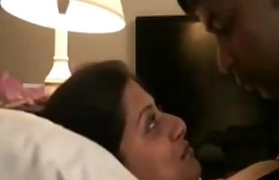 indiase paar kus zijn in hotel
