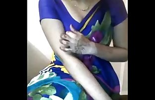 Sexy Desi Aunty boobs teasing in saree