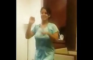 indyjski Ciocia Taniec z Duży Cycki