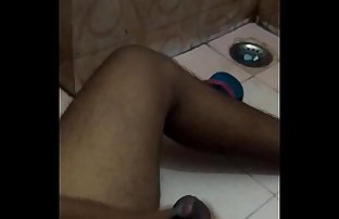 desi india pria masturbasi di kamar mandi